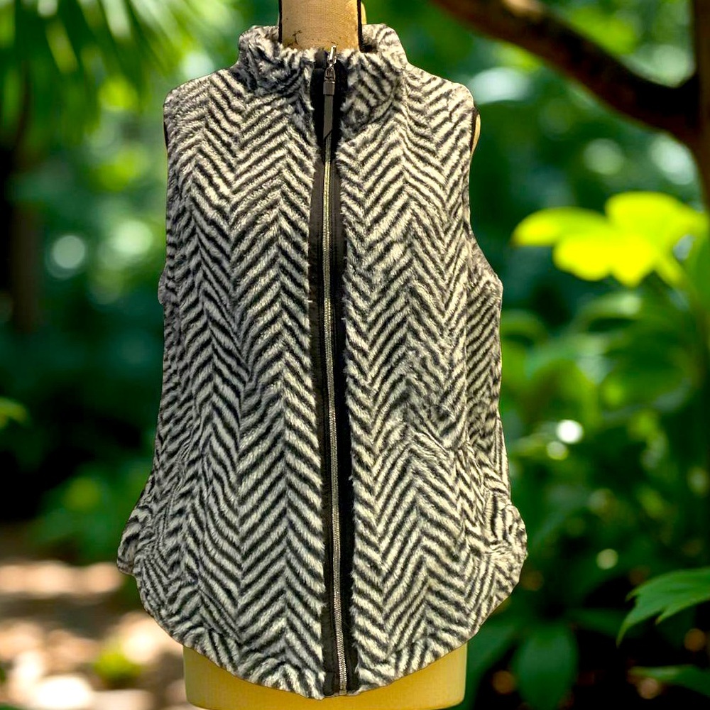 Reversible Black and White Warm Puffer Vest